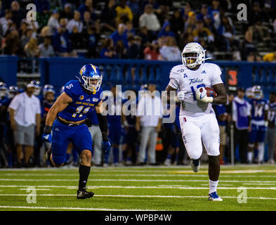 San Jose, CA États-unis 07th Nov, 2019. A. Tulsa tight end Denzel Carter (19) pour exécuter le long pendant la NCAA Football match entre Tulsa Golden Hurricane et le San Jose State Spartans 34-16 gagner au stade CEFCU San Jose, CA. James Thurman/CSM/Alamy Live News Banque D'Images
