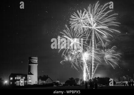 Dans Fireworks sur Norfolk hunstanton en noir et blanc. Beau feu d'artifice sur phare au Royaume-Uni Banque D'Images