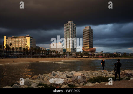 Barcelone, Catalogne, Espagne. Sep 8, 2019. Un homme prend une photo d'une femme proche de la mer pendant un jour de tempête à Barcelone. L'espagnol s'attend à ce que la côte est pour les prochains jours une goutte froide (ou Gota fria) un phénomène météorologique qui se produisent souvent en fin de l'été et début de l'automne et qu'il est très dangereux et les tempêtes. Crédit : Jordi Boixareu/ZUMA/Alamy Fil Live News Banque D'Images