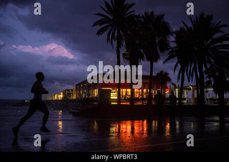 Barcelone, Catalogne, Espagne. Sep 8, 2019. Un homme reprend sa course sous la pluie pendant un jour de tempête à Barcelone. L'espagnol s'attend à ce que la côte est pour les prochains jours une goutte froide (ou Gota fria) un phénomène météorologique qui se produisent souvent en fin de l'été et début de l'automne et qu'il est très dangereux et les tempêtes. Crédit : Jordi Boixareu/ZUMA/Alamy Fil Live News Banque D'Images