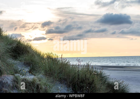 Un beau coucher de soleil sur la plage d''Ameland, Frise, blanc de la mer du Nord et des raz-de-marée de sable blanc Banque D'Images