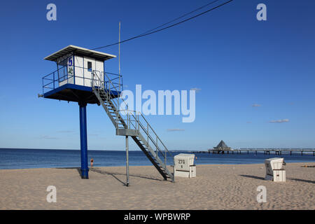 Lifeguard tower historique à la mer Baltique à la plage d'Heringsdorf, sur l'île d'Usedom, Mecklenburg Vorpommern, Allemagne. Photo par Willy Matheisl Banque D'Images