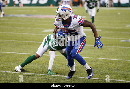 East Rutherford, New Jersey, USA. 05Th Sep 2019. Bills de Buffalo receveur John Brown (15) avec le crochet passé New York Jets Darryl évoluait Roberts (27) sur son chemin à un touché au quatrième trimestre dans la semaine 1 de la NFL saison au stade MetLife à East Rutherford, New Jersey le dimanche 8 septembre 2019. Les Bills de Buffalo a gagné 17-16. Photo de Chris/Szagola Crédit : UPI UPI/Alamy Live News Banque D'Images