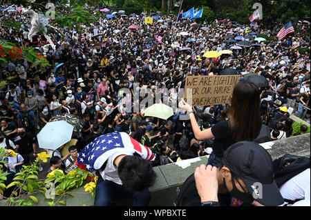 Hong Kong, Chine. 30Th Jun 2019. Une fille est titulaire d'un signe dans une foule de manifestants passent à Hong Kong le 7 septembre 2019. Des manifestations sont en cours pour la 14e semaine consécutive d'un volatile et violents de l'été d'appeler à plus de libertés et d'autonomie à partir de Pékin. Photo de Thomas Maresca/UPI UPI : Crédit/Alamy Live News Banque D'Images