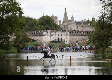 Francis Whittington équitation Evento, le cross country Day (jour 3) à la Land Rover Burghley Horse Trials, Stamford, Lincolnshire, le 7 septembre 2019. Banque D'Images