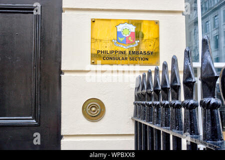 Londres, Royaume-Uni, le 7 septembre 2019 : sur le mur de signalisation indiquant l'entrée de la Section consulaire de l'ambassade des Philippines Banque D'Images