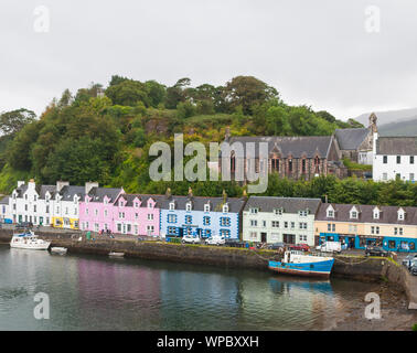 Maisons colorées d'un petit port en Ecosse Banque D'Images