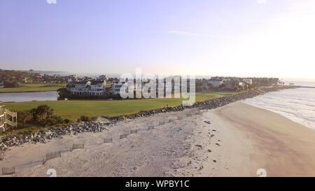 Vue aérienne de la maison, terrain de golf et des plages sur l'île de Fripp, Caroline du Sud. Banque D'Images