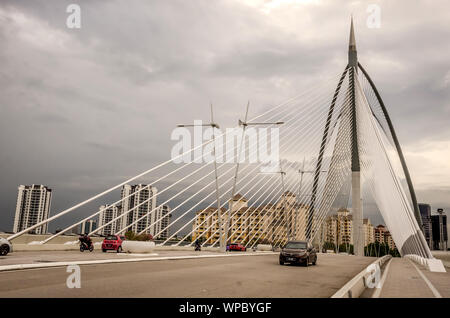 La Seri Wawasan Bridge est l'un des principaux ponts de la ville planifiée Putrajaya, Malaisie. C'est une trois voies à deux chaussées de 18,6 m de largeur chacune, Banque D'Images