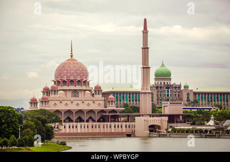 La mosquée Putra (masjid) est la principale mosquée de Putrajaya, Malaisie. Bâtiment sur la gauche est Perdana, cabinet du Premier Ministre de la Malaisie. Banque D'Images