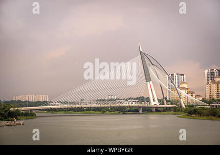 La Seri Wawasan Bridge est l'un des principaux ponts de la ville planifiée Putrajaya, Malaisie. C'est une trois voies à deux chaussées de 18,6 m de largeur chacune, Banque D'Images