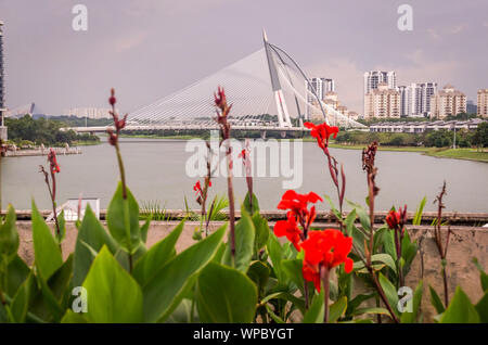 La Seri Wawasan Bridge est l'un des principaux ponts de la ville planifiée Putrajaya, Malaisie. C'est une trois voies à deux chaussées de 18,6 m de largeur chacune, Banque D'Images