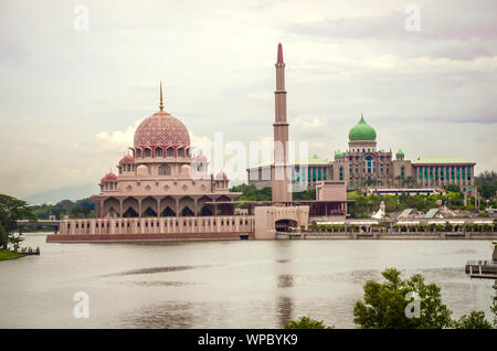 La mosquée Putra (masjid) est la principale mosquée de Putrajaya, Malaisie. Bâtiment sur la gauche est Perdana, cabinet du Premier Ministre de la Malaisie. Banque D'Images