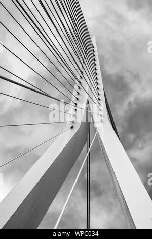 Pylône de Erasmus contre ciel nuageux en noir et blanc. C'est à haubans combinés et bascule bridge dans le centre de Rotterdam, Banque D'Images
