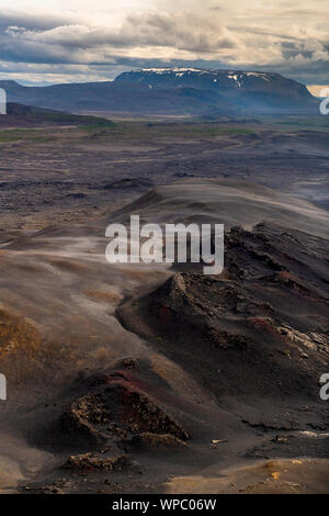 Champ de lave Hverfjall près du cratère et le lac Myvatn en Islande du Nord sur un jour étés nuageux Banque D'Images