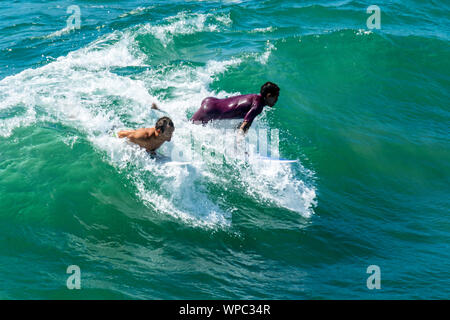 Huntington Beach, Californie / USA - 7 septembre, 2019 : deux hommes près de la surf Huntington Beach pier par une chaude après-midi d'été. Banque D'Images