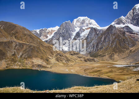 Le beau paysage la beauté de la Laguna Carhuacocha, Cordillera Huayhuash, Ancash, Pérou Banque D'Images