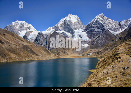 Le beau paysage la beauté de la Laguna Carhuacocha, Cordillera Huayhuash, Ancash, Pérou Banque D'Images