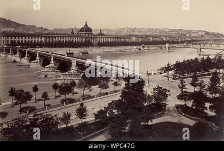 Photographie de l'ancien pont de la Guillotiere, Lyon, 19e siècle. Le Pont de la Guillotiere , également connu sous le Pont du Rhône, est la plus ancienne de la Lyon ponts traversant le Rhône . Banque D'Images