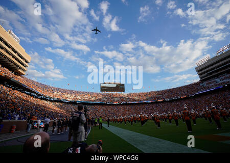 7 septembre 2019 : un survol militaire avant la NCAA football match entre les bénévoles de l'Université du Tennessee et de l'Université Brigham Young les couguars de Knoxville, TN/CSM Gangloff Tim Banque D'Images