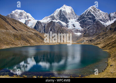 Le beau paysage la beauté de la Laguna Carhuacocha, Cordillera Huayhuash, Ancash, Pérou Banque D'Images