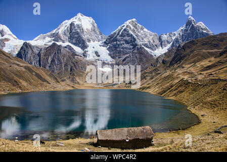 Le beau paysage la beauté de la Laguna Carhuacocha, Cordillera Huayhuash, Ancash, Pérou Banque D'Images