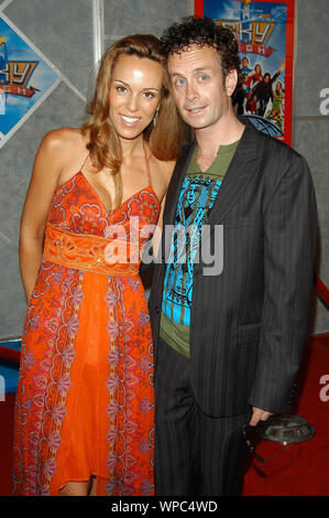 Breanne Munro et Kevin McDonald lors de la première mondiale de Walt Disney Pictures' 'Sky haute' qui a eu lieu au El Capitan Theatre à Hollywood, CA. L'événement a eu lieu le dimanche, 24 juillet, 2005. Photo par : SBM / PictureLux - Tous droits réservés Référence de dossier 33864-1600SBMPLX Banque D'Images