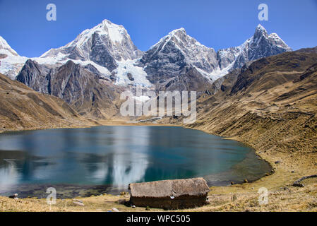 Le beau paysage la beauté de la Laguna Carhuacocha, Cordillera Huayhuash, Ancash, Pérou Banque D'Images