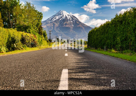 La position directement à la belle neige cône volcanique du mont Egmont Taranaki en Nouvelle Zélande Banque D'Images