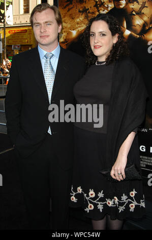 Réalisateur Christopher Nolan et Emma Thomas à la première de 'Batman Begins' tenue à Mann Grauman's Chinese Theatre à Hollywood, CA. L'événement a eu lieu le lundi, 6 juin 2005. Photo par : SBM / PictureLux - Tous droits réservés Référence de dossier 33864-1634SBMPLX Banque D'Images