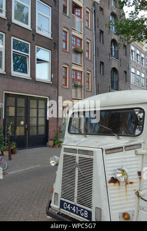 Vintage Citroën HY van stationné dans une rue à canal à Amsterdam (Pays-Bas) Banque D'Images