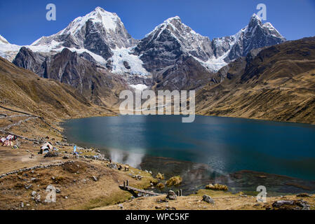 Le magnifique camping à la Laguna Carhuacocha, Cordillera Huayhuash, Ancash, Pérou Banque D'Images