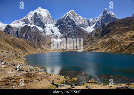 Le beau paysage la beauté de la Laguna Carhuacocha, Cordillera Huayhuash, Ancash, Pérou Banque D'Images