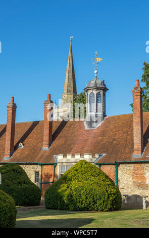 L'arrière de la longue allée hospices avec toit lanterne et flèche de St Helen's Church, Abingdon-on-Thames, Oxfordshire, au sud-est de l'Angleterre, Royaume-Uni Banque D'Images