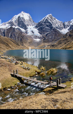 Le magnifique camping à la Laguna Carhuacocha, Cordillera Huayhuash, Ancash, Pérou Banque D'Images