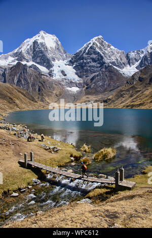 Le magnifique camping à la Laguna Carhuacocha, Cordillera Huayhuash, Ancash, Pérou Banque D'Images