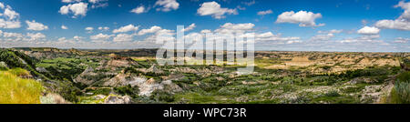 Une vue panoramique depuis la peint Canyon Overlook de l'unité sud du Parc National Theodore Roosevelt près de Medora, North Dakota. Banque D'Images