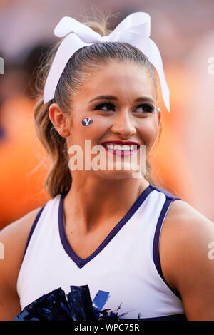 7 septembre 2019 : Brigham Young pendant la cheerleader Cougars NCAA football match entre les bénévoles de l'Université du Tennessee et de l'Université Brigham Young les couguars de Knoxville, TN/CSM Gangloff Tim Banque D'Images