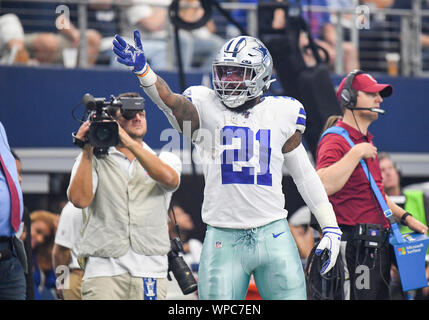 Arlington, Texas, USA. 05Th Sep 2019. Sep 08, 2019 : running back Dallas Cowboys Ézéchiel Elliott # 21 signaux une première vers le bas après un report au cours d'un match de la NFL entre les Giants de New York et les Cowboys de Dallas à AT&T Stadium à Arlington, TX Albert Pena/CSM Crédit : Cal Sport Media/Alamy Live News Banque D'Images