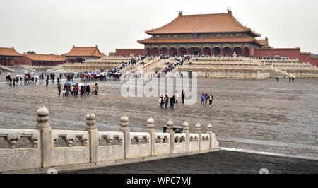 Le palais de la Cité interdite par la cour principale salle de l'harmonie suprême, Beijing, Chine Banque D'Images