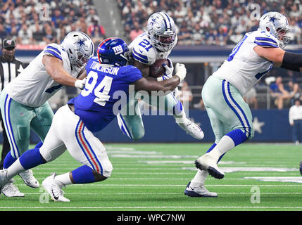 Arlington, Texas, USA. 05Th Sep 2019. Sep 08, 2019 : running back Dallas Cowboys Ézéchiel Elliott # 21 porte la balle pour une première au deuxième trimestre au cours d'un match de la NFL entre les Giants de New York et les Cowboys de Dallas à AT&T Stadium à Arlington, TX Albert Pena/CSM Crédit : Cal Sport Media/Alamy Live News Banque D'Images