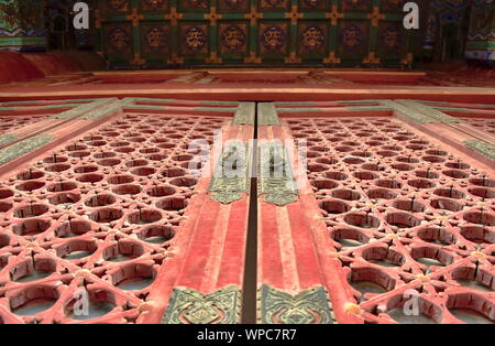 Forbidden City palace détail des fenêtres et décorations de plafond classique avec l'art chinois, Beijing, Chine Banque D'Images