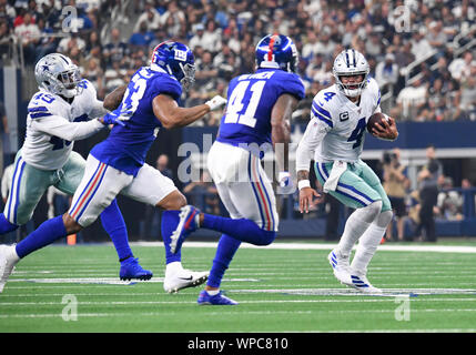 Arlington, Texas, USA. 05Th Sep 2019. Sep 08, 2019 : Dallas Cowboys quarterback Dak Prescott # 4 porte la balle pour premier au deuxième trimestre au cours d'un match de la NFL entre les Giants de New York et les Cowboys de Dallas à AT&T Stadium à Arlington, TX Albert Pena/CSM Crédit : Cal Sport Media/Alamy Live News Banque D'Images
