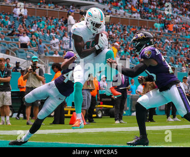 Miami Gardens, Florida, USA. Sep 8, 2019. Le receveur des Dolphins de Miami Jakeem Grant (19) une longue passe dans la zone contestée par Baltimore Ravens Marlon évoluait Humphrey (44) (derrière) et de sécurité solide Tony Jefferson (23) (à droite) lors d'un match de football américain NFL entre les Ravens de Baltimore et les Dolphins de Miami au Hard Rock Stadium de Miami Gardens, en Floride. Crédit : Mario Houben/ZUMA/Alamy Fil Live News Banque D'Images