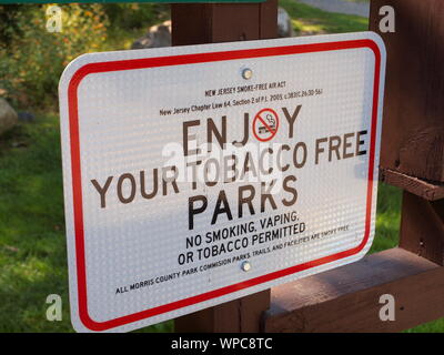 Les panneaux d'avertissement dans un local County Park dans le New Jersey Avertissement de ne pas nourrir les animaux sauvages ou à la fumée. La mise en garde aucun signe du tabac comprend vaping aussi. Banque D'Images