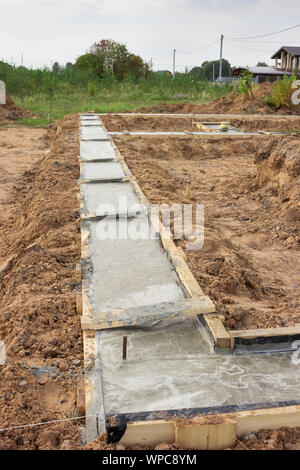 Le coffrage de la fondation de l'avenir maison est renforcée et rempli de béton. Début de la construction Banque D'Images