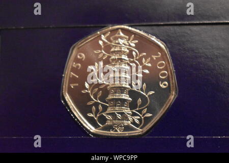 Kew Gardens 50p. Il s'agit d'une véritable réédition 2019 uncirculated 50p avec une qualité de finition brillante avec un fond bleu marine dans un étui de protection. Banque D'Images