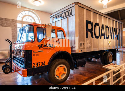 Dearborn, MI, USA - Mars 2019 : la Ford 1974 C-700 chariot présenté dans le Henry Ford Museum of American Innovation. Banque D'Images