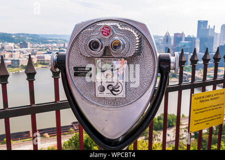 Une tour viewer surplombant le centre-ville de Mt Washington un jour d'été, Pittsburgh, Pennsylvanie, USA Banque D'Images