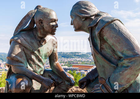 Points de vue sculpture sur Mt Washington, George Washington et Seneca chef Guyasuta par James West érigé en 2006 avec Heinz Field, Pgh, PA, USA Banque D'Images